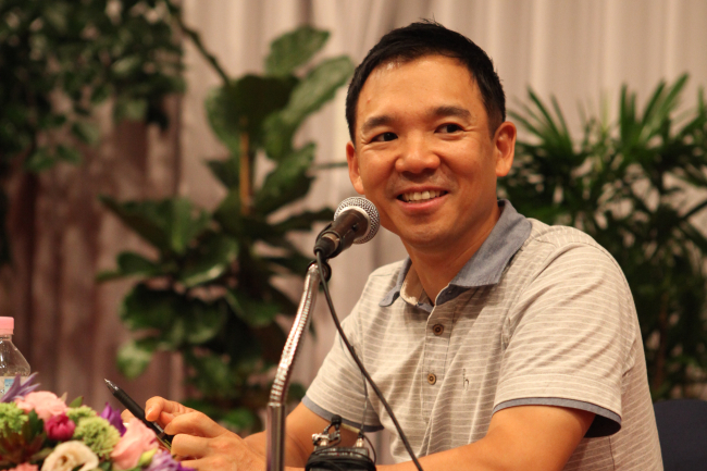 Seoul National University Club article featuring a notable Seoul National University alumnus speaking at an event